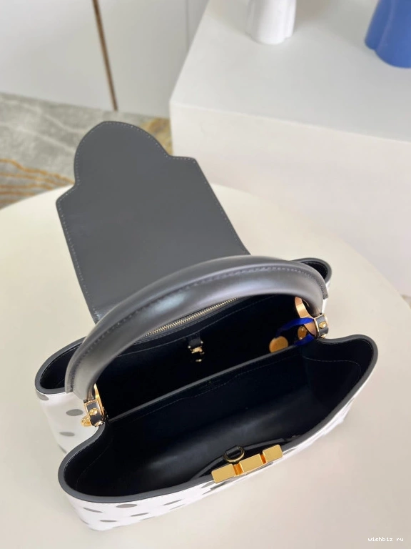 WIS MM CAPUCINES LOUIS VUITTON 0718